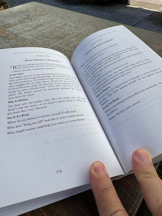 STOICISM: 365 Daily Lessons for Motivation, Mental Strength and Emotional Clarity